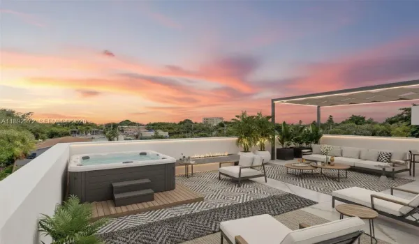 GORGEOUS EXCLUSIVE MASSIVE ROOFTOP TO ENJOY SUNRISE & SUNSETS. PERFECT FOR ENTERTAINING!