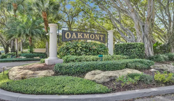 Beautiful community of Oakmont located in an excellent neighborhood convenient to restaurants, shops, grocery stores and the beach!