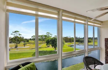 PENTHOUSE WITH A VIEW. IMPACT WALL OF GLASS