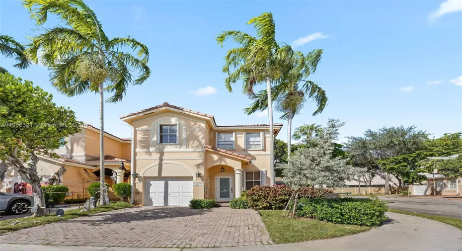 Corner location. Open and bright