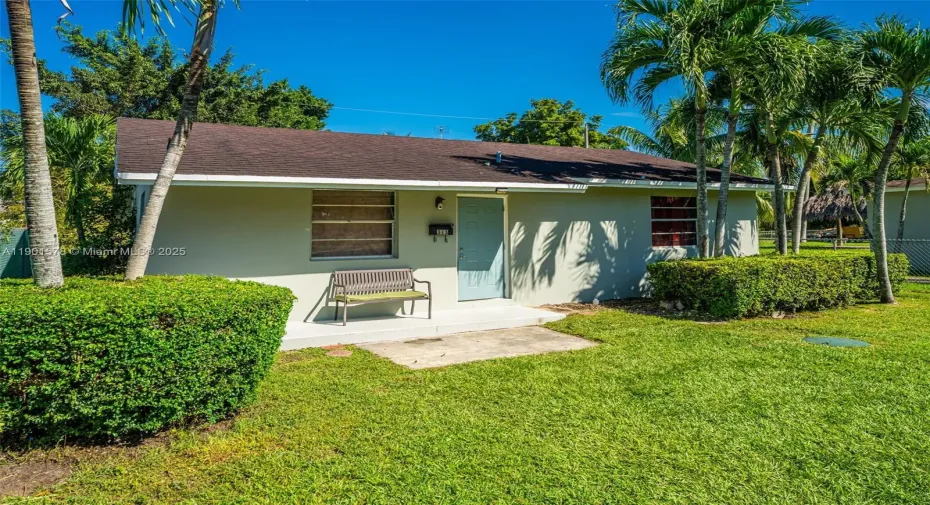 3/2 STARTER HOME OR AN INVESTMENT PROPERTY IN THE HEART OF HOMESTEAD ACROSS FROM THE COMMUNITY PARK