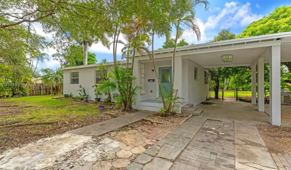3/2 W/ CARPORT , STUDIO/STORAGE, LARGE BACKYARD IN THE HEART OF HOMESTEAD.