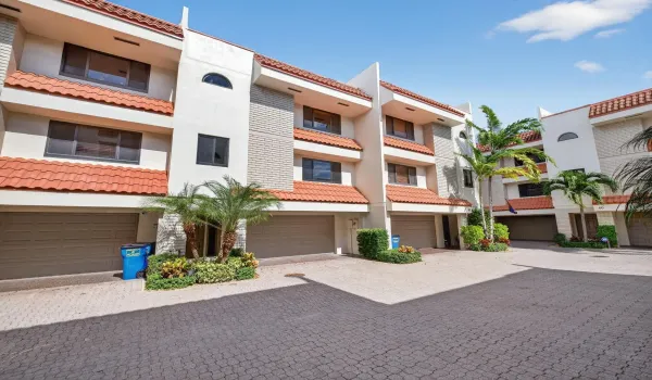 Highly desirable townhouse located in Fort Lauderdale’s Victoria Park Neighborhood!