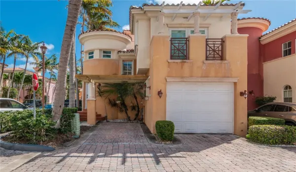 Corner Home.  Ample windows and volume ceilings, 3 bedrooms 2 1/2 baths, one car garage, private fenced in backyard, two balconies, laundry room, custom closets, gorgeous staircase. Move in Ready.
renovated gem, light & bright, sprawling staircase, custom closets, guest bath downstairs,