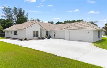 Huge wide driveway with side pad for RV's boats etc