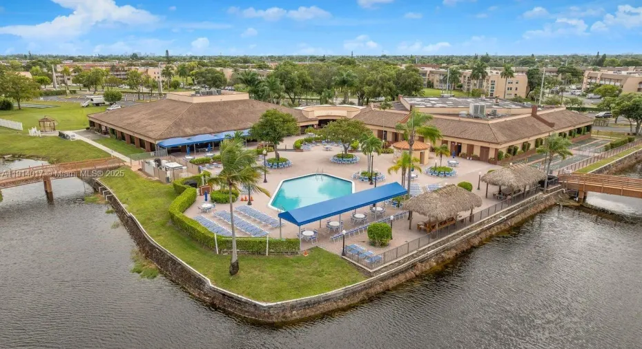 pool area... so pretty!!