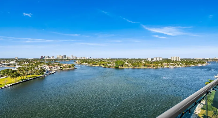 DIRECT VIEW OF INTRACOASTAL WATERWAY AND DOWNTOWN FORT LAUDERDALE!