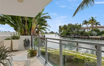 Waterfront living at its best Riva #101