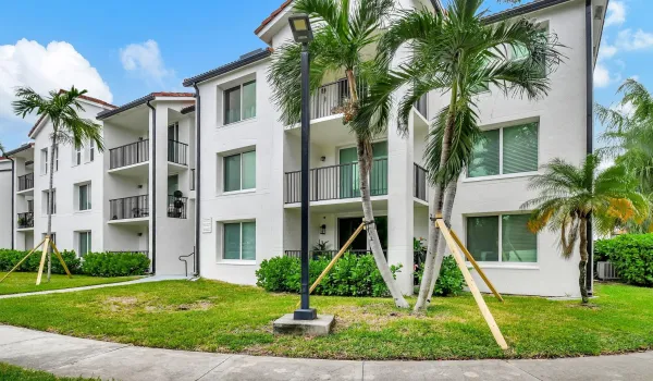 1 Bedroom, 2nd Floor Updated Condo in Mirabella Villas a Gated Community with endless amenities!