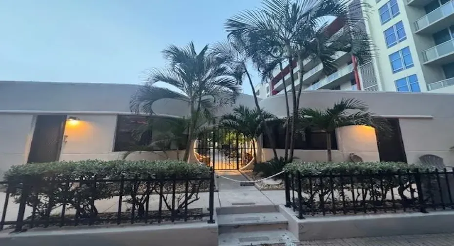 LITTLE COTTAGES, WITH ART DECO VIBES ALL OVER, STEPS TO THE BEACH