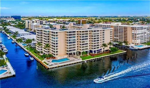 Pilot house rental on the Intracoastal in Fort Lauderdale, 9th floor unit with views of the City, canal & Ocean