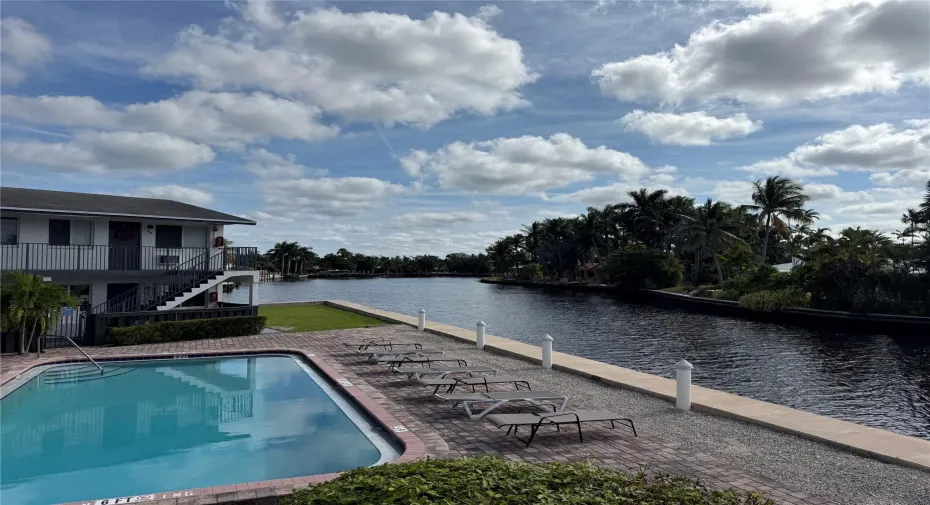 Sits on the Middle River