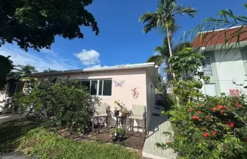 quaint building with 4 tenants, lookin for the 5th one, hurricane impact window. shared yard