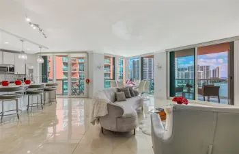 Unique floorplan - open custom kitchen