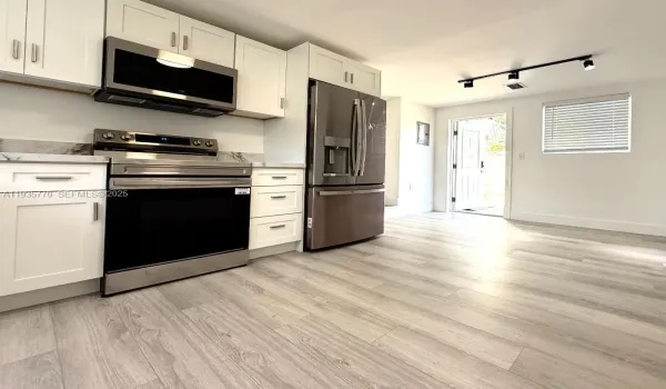 Brand New Kitchen - Open Layout/w SS Appliances