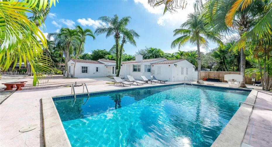 HUGE LOT-HUGE POOL -ALL FENCED IN