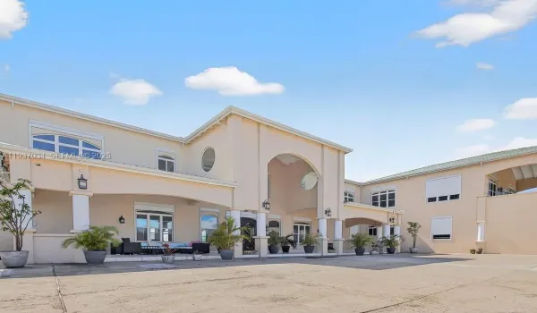 FRONT OF THE HOME, MAINENTRANCE SECOND FLOOR