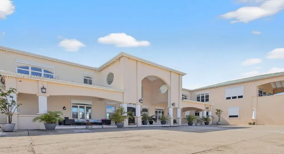 FRONT OF THE HOME, MAINENTRANCE SECOND FLOOR