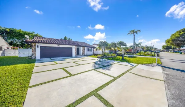 Modern Driveway and side walk fits 6 cars