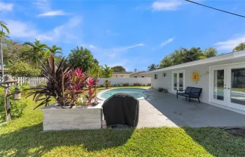 BACKYARD, NORTHSIDE POOL