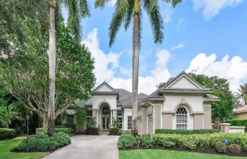 LONG DRIVEWAY CAN HOLD UP TO 8 CARS