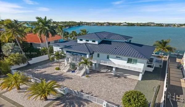 16745 Tamarind Rd Sugarloaf Key
Exquisite Florida Keys living on a Grand Scale!