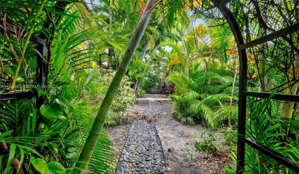 Lush tropical boutique building!