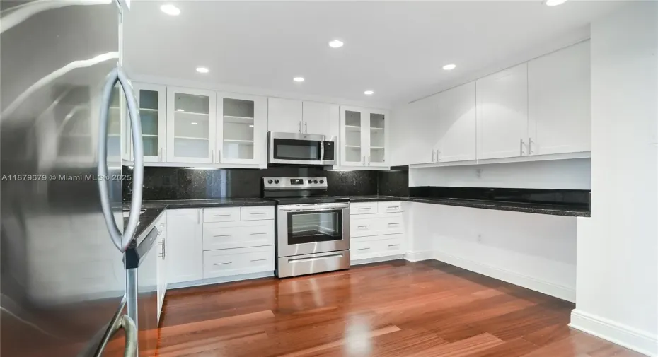 Large Kitchen with Breakfast area for 4 high chairs