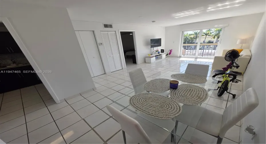 Bright top floor unit!