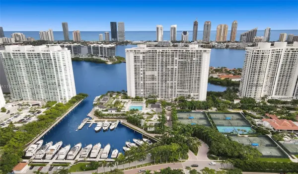 Drone view of the marina, the pool and the tennis courts.