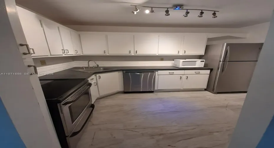 HUGE KITCHEN