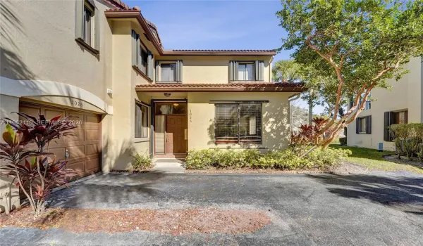 clean front entrance in the heart of Plantation- Bridgewater