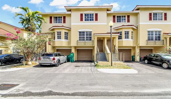 Preserve Townhomes 3-story 2/2 w/ 2 car tandem parking in garage plus one space in front for three total