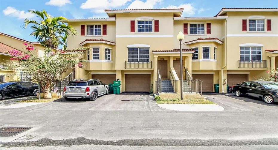 Preserve Townhomes 3-story 2/2 w/ 2 car tandem parking in garage plus one space in front for three total
