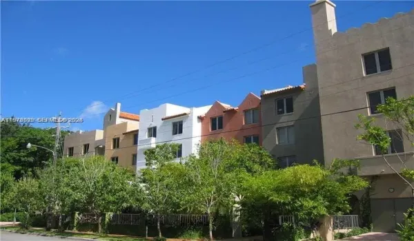 Boutique building in Coconut Grove