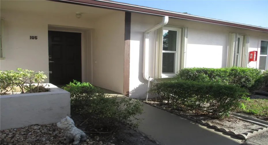 WELCOME TO THE VILLAS WITH CARPORT PARKING IN FRONT OF UNIT