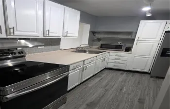 TOTALLY REMODELED KITCHEN WITH SS APPLIANCES & EXTRA PANTRY