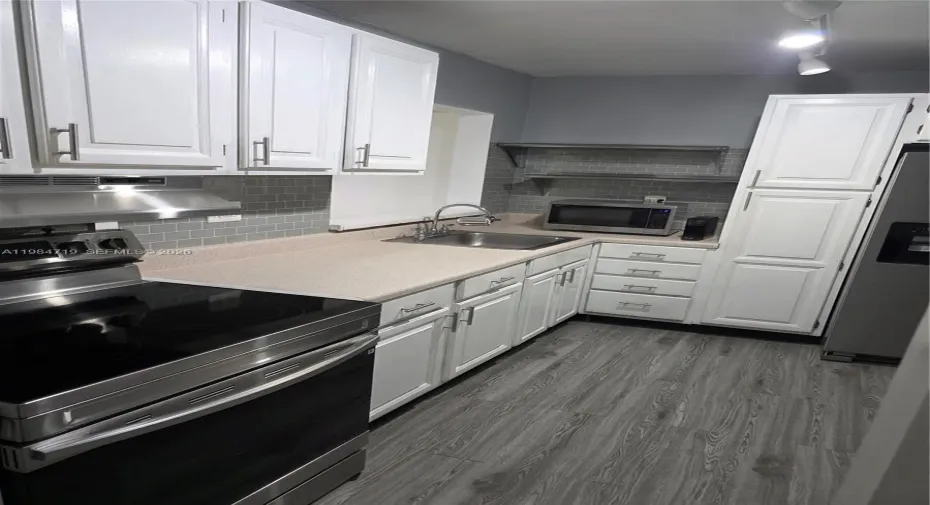 TOTALLY REMODELED KITCHEN WITH SS APPLIANCES & EXTRA PANTRY
