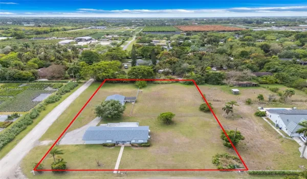 1.25 ACRE RANCH 3/2 WITH DET GARAGE , 2 CAR CARPORT ATTACHED TO FAMILY ENTRANCE THRU SIDE OF HOME..,STALL AND PADDOCK. ROOF 2 YEARS OLD. NICE LAYOUT TO ALLOW MAX USAGE . CAN BUILD A 2ND HOME..NO WATWER BILLS OR CITY TAX..THIS IS UNINCORPORATED MIAMIDADE.
