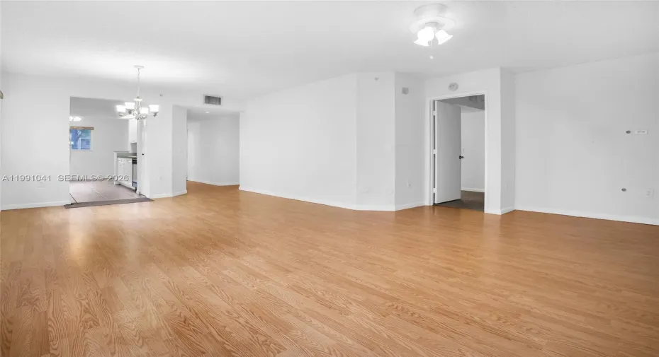 SPACIOUS LIVING/DINING ROOM