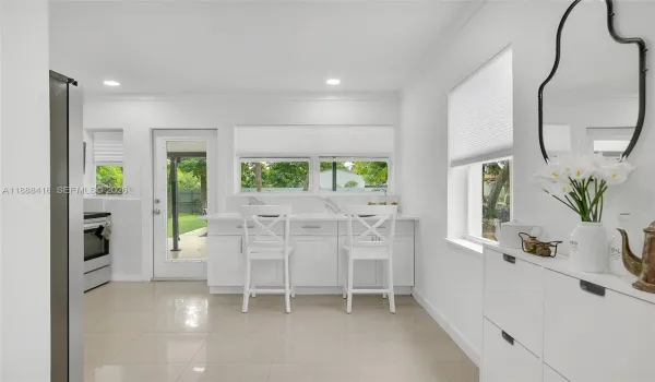 Kitchen with breakfast bar