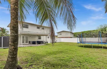 Huge Yard, plenty of room for a pool