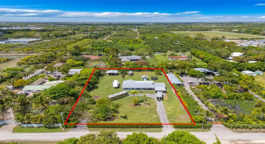 3/2.5 W GARAGARE CARPORT AND POLE BARN VERY NICE