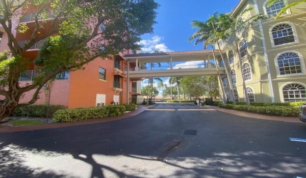 1640 Presidential Way Unit 105, West Palm Beach, Florida 33401, 3 Bedrooms Bedrooms, ,2 BathroomsBathrooms,Condominium,For Sale,Presidential,1,RX-10911351