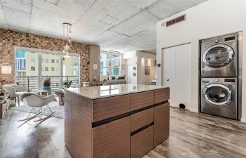 Modern open kitchen with stainless steel appliances, sleek cabinetry, and quartz countertops – perfect for Downtown Miami living.