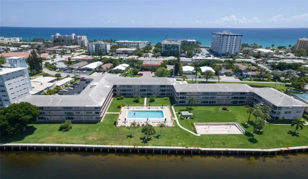 Perfect location in Deerfield Beach and just steps to the beach and dining