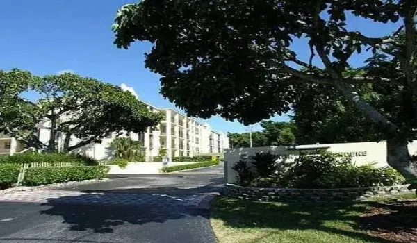 Entrance Corintnian Gardens