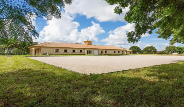 01_Barn_Arena1