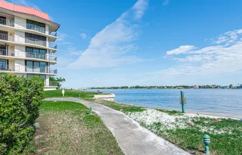 Gorgeous Intracoastal views and grounds. Nature at it's best