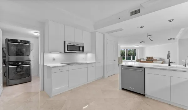 IMMACULATE LUXURY CONTEMPORARY CONDO - LIFESTYLE/LOCATION